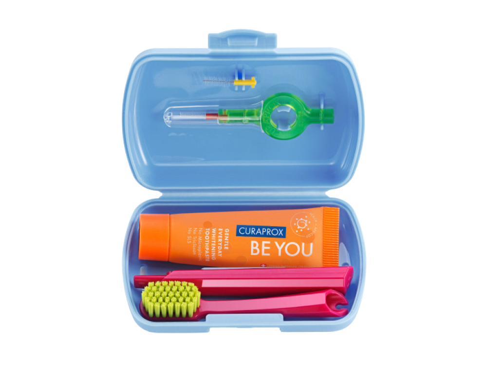 Curaprox Be You Travel Set Blue (Μπλε), Οδοντόβουρτσα ταξιδίου CS 5460, Οδοντόκρεμα Φυσικής Λεύκανσης Be You 10ml, Λαβή, 2 Μεσοδόντια Βουρτσάκια