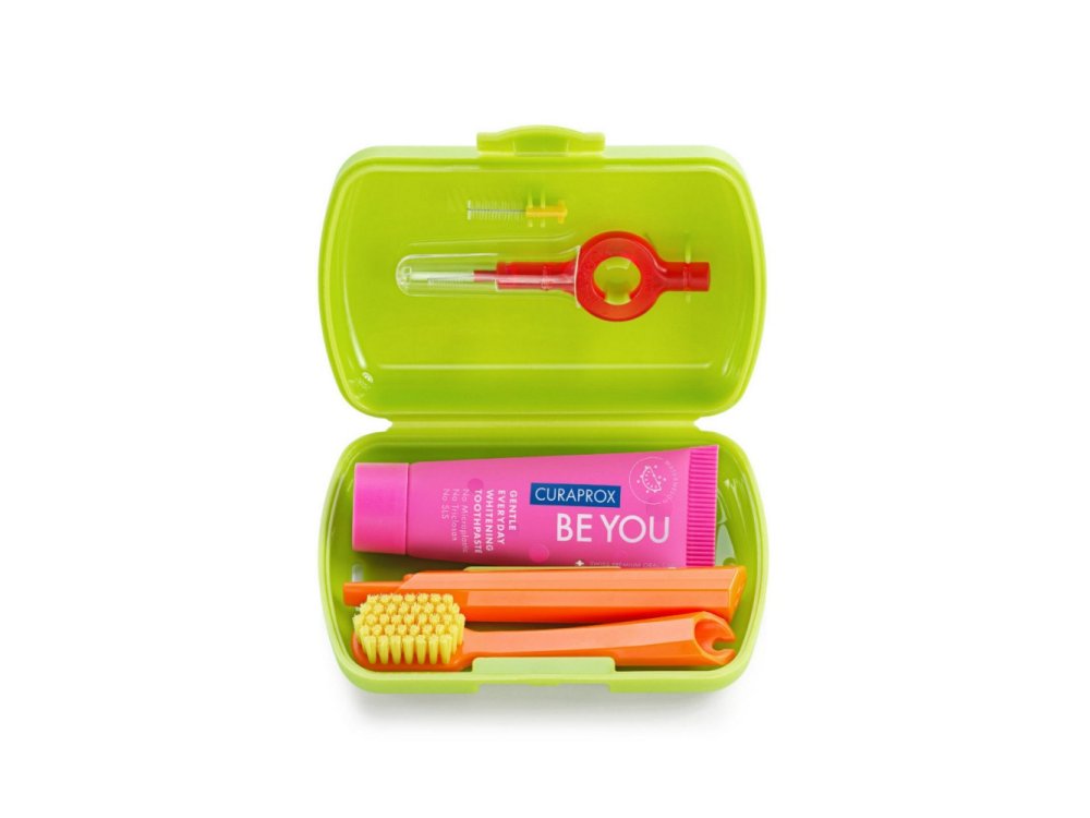 Curaprox Be You Travel Set Green (Πράσινο), Οδοντόβουρτσα ταξιδίου CS 5460, Οδοντόκρεμα Φυσικής Λεύκανσης Be You 10ml, Λαβή, 2 Μεσοδόντια Βουρτσάκια
